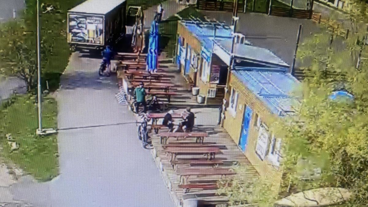 Cyklista smetl na cyklostezce u Prahy bruslařku, pak odjel. Policie hledá svědky